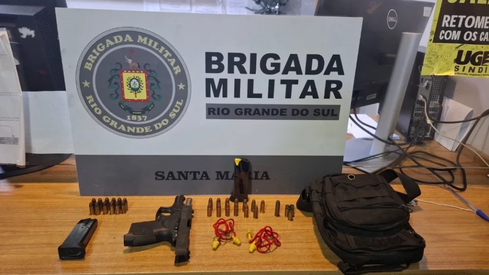 Homem é preso com arma após discussão com mulher durante a madrugada em Santa Maria