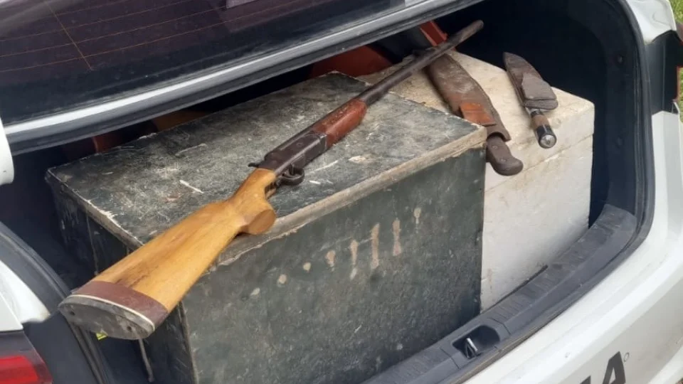 Dupla é detida por posse irregular de arma e crime ambiental em Agudo