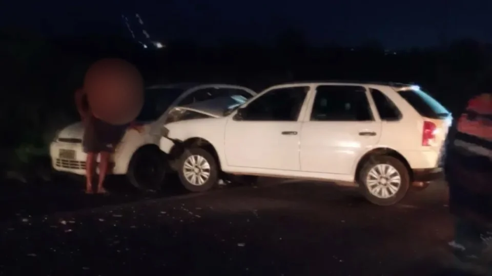 Acidente envolvendo três carros deixa passageira gravemente ferida na BR-392