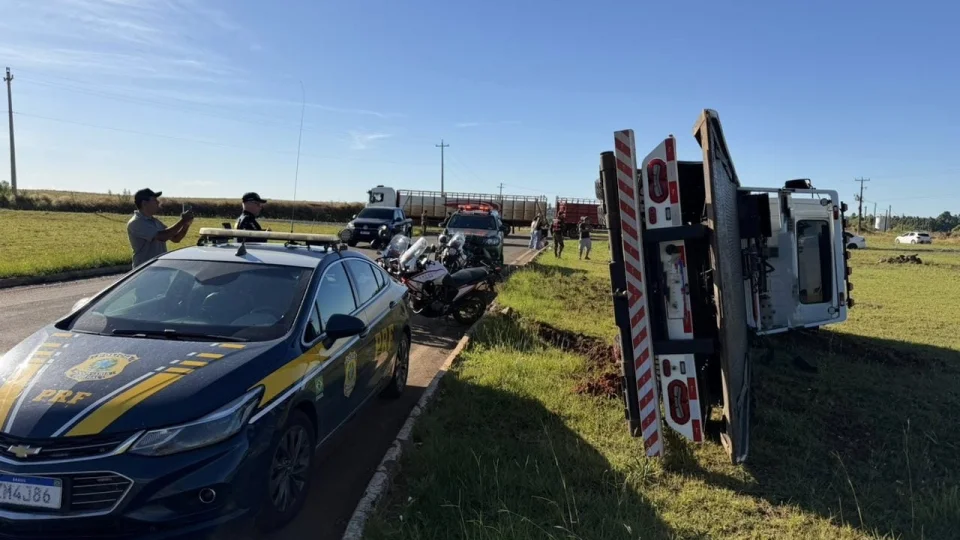 Caminhão-guincho tomba após colisão na BR-287