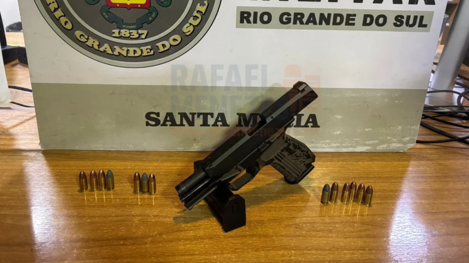 Brigada Militar prende jovem por porte ilegal de arma de uso restrito em Santa Maria