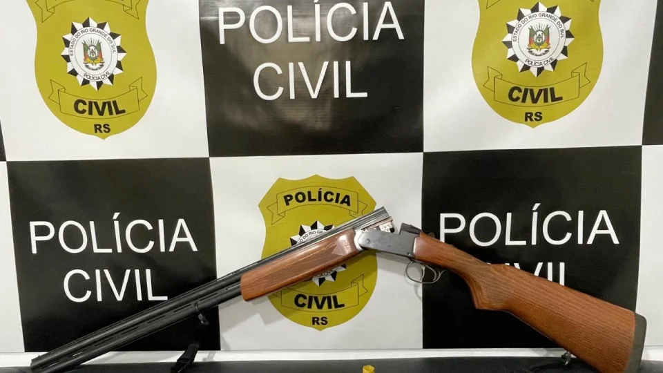Polícia Civil apreende espingarda durante cumprimento de medida judicial em Pinhal Grande