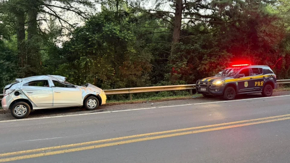 Jovem fica ferida após sair da pista e capotar veículo na BR-287