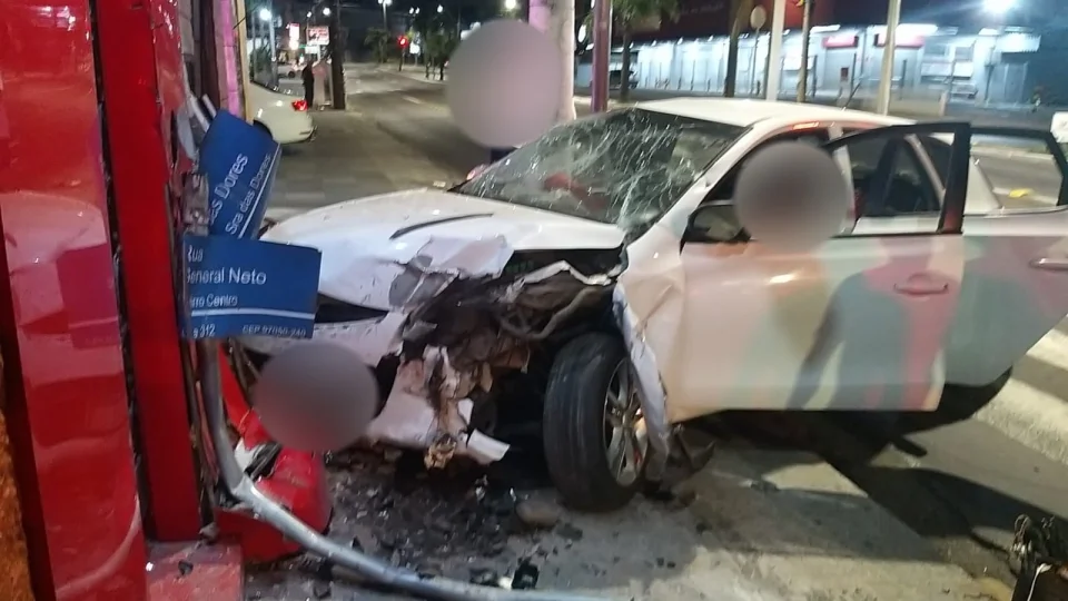 Motorista sem CNH e embriagada colide contra fachada de lojas em Santa Maria