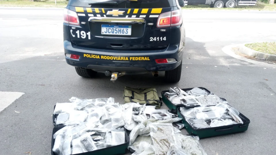 PRF prende homem com 83 kg de haxixe e skunk durante abordagem na BR-392