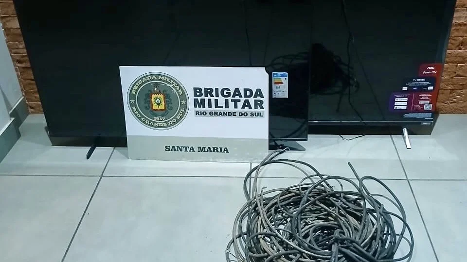 Flagrado descendo do telhado após furto, homem é preso na madrugada em Santa Maria