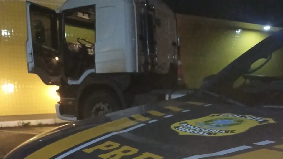 Carreta com mais de 200 multas é apreendida na BR-285