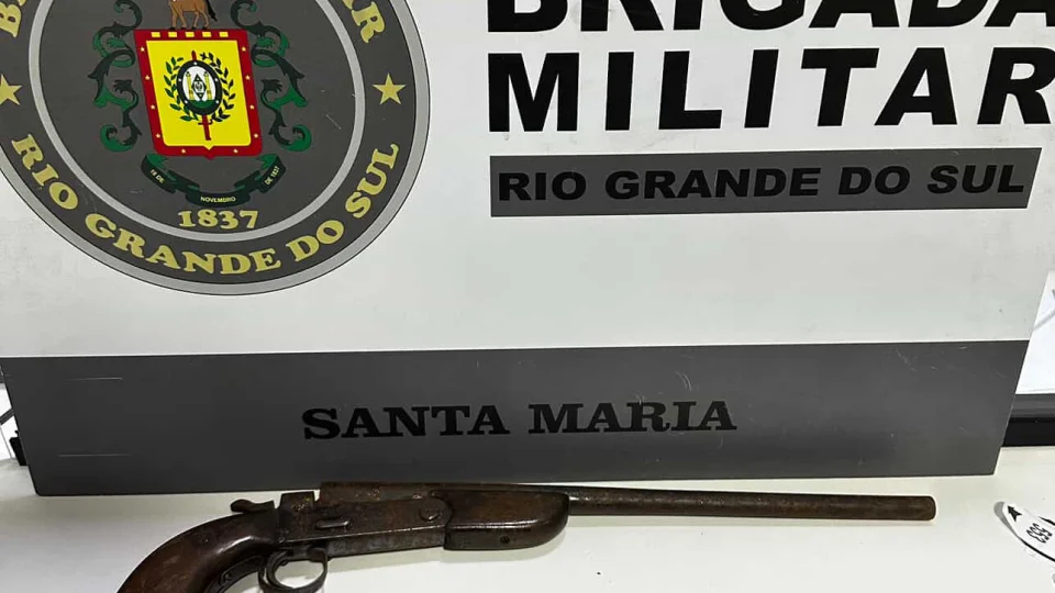 Homem encontra arma dentro de mochila no pátio da casa da mãe em Santa Maria