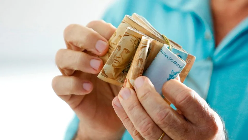 Governo confirma salário mínimo de R$ 1.621 em 2026