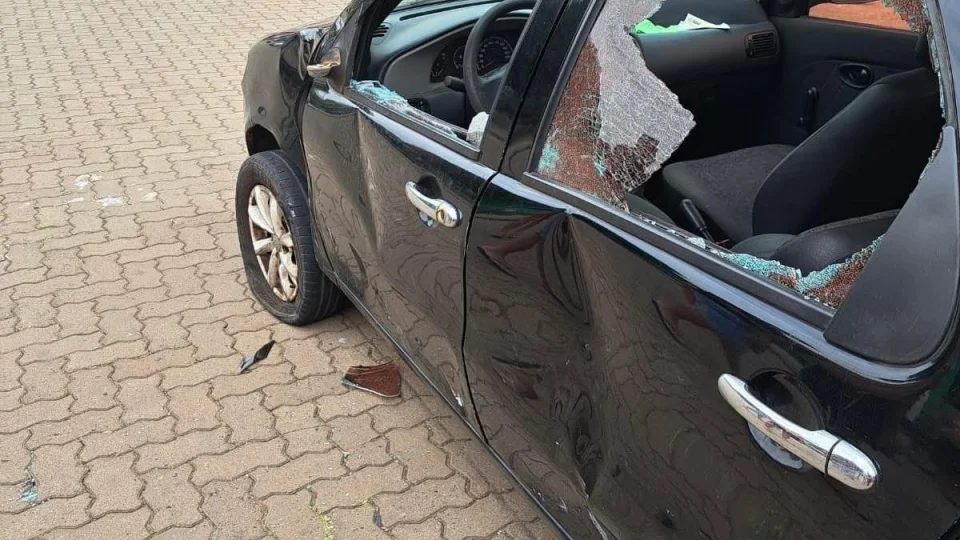 Motociclista colide em automóvel no centro de Restinga Sêca