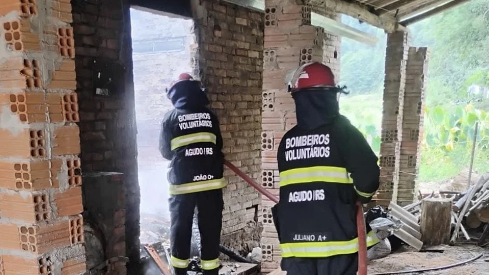 Incêndio destrói estufa de fumo em Agudo