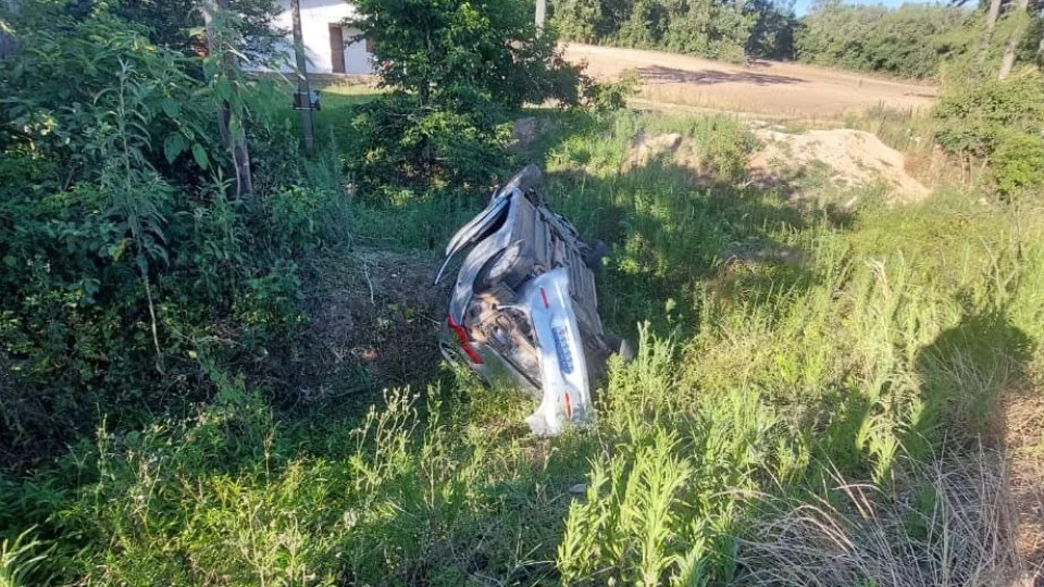 Motorista fica levemente ferido após veículo sair da pista em Agudo