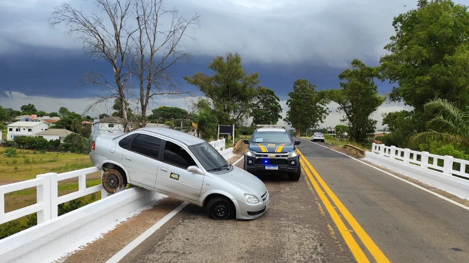 Carro fica suspenso após colisão em viaduto na BR-287 em Santiago