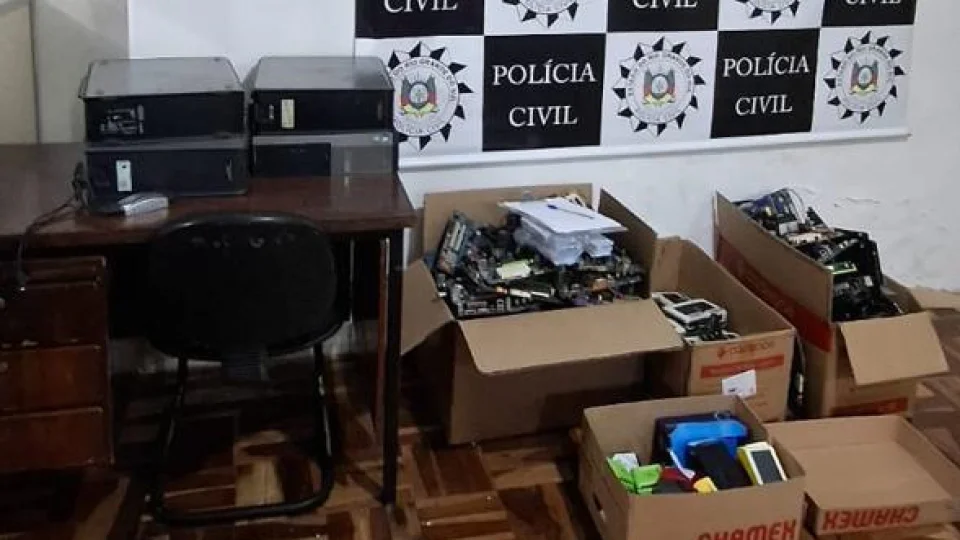 Polícia Civil estoura bingo clandestino no Centro de Santa Maria e apreende equipamentos eletrônicos