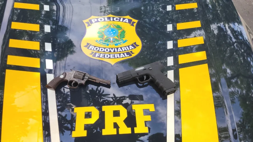 PRF prende jovem com arma de fogo e simulacro em Santa Maria