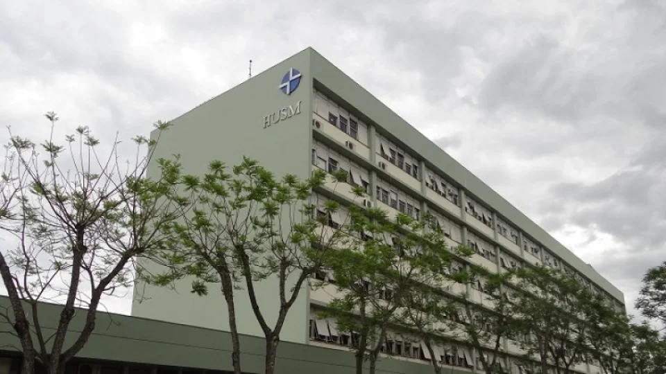 Homem é ferido a golpes de foice após ex-companheira retornar à casa com atual companheiro, em Santa Maria