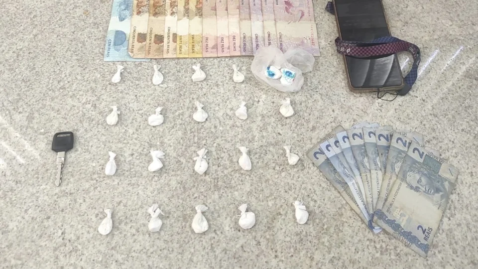 Homem é flagrado pela Polícia Civil usando moto de empresa para vender drogas