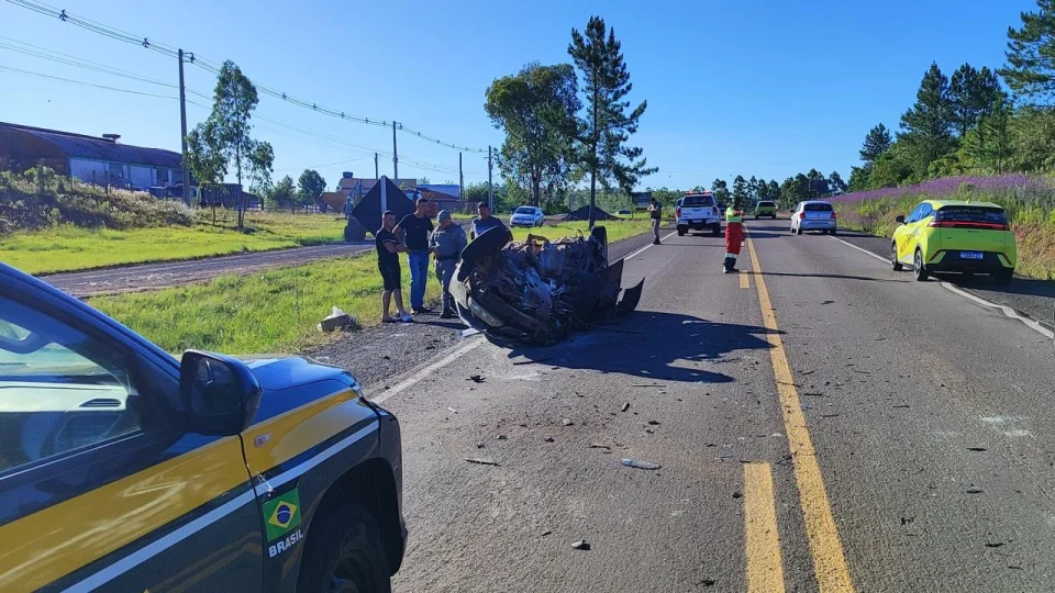 Colisão traseira deixa jovem preso nas ferragens em São Pedro do Sul