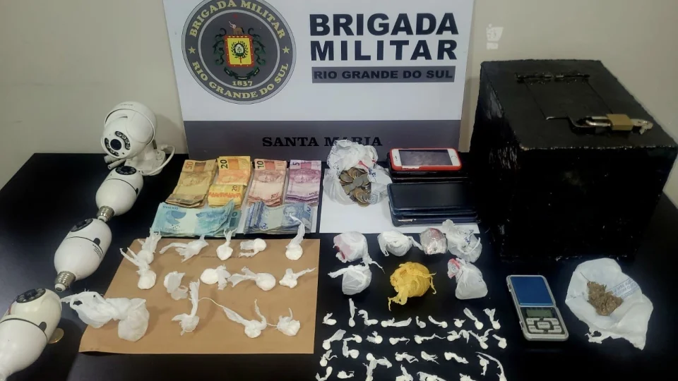 Brigada Militar apreende drogas, dinheiro e objetos em residência no Bairro Nova Santa Marta em Santa Maria