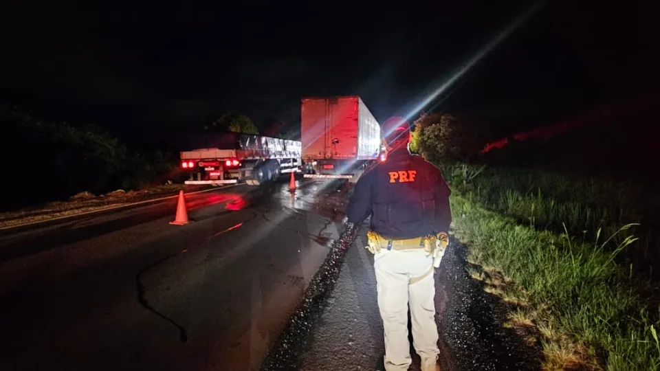 Caminhoneiro fica gravemente ferido em colisão na BR-158, em Santa Maria
