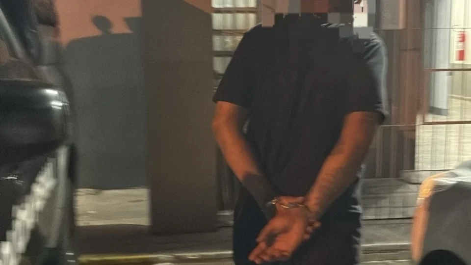 Jovem é preso por descumprir medidas protetivas em São Gabriel