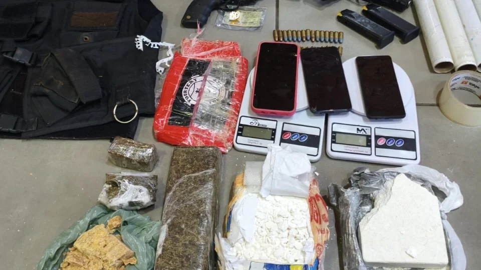 Brigada Militar prende jovem com armas e drogas em Santa Maria