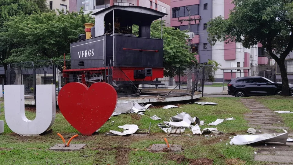 Caminhonete destrói letreiro “Eu Amo Santa Maria” e colide contra locomotiva em praça da cidade