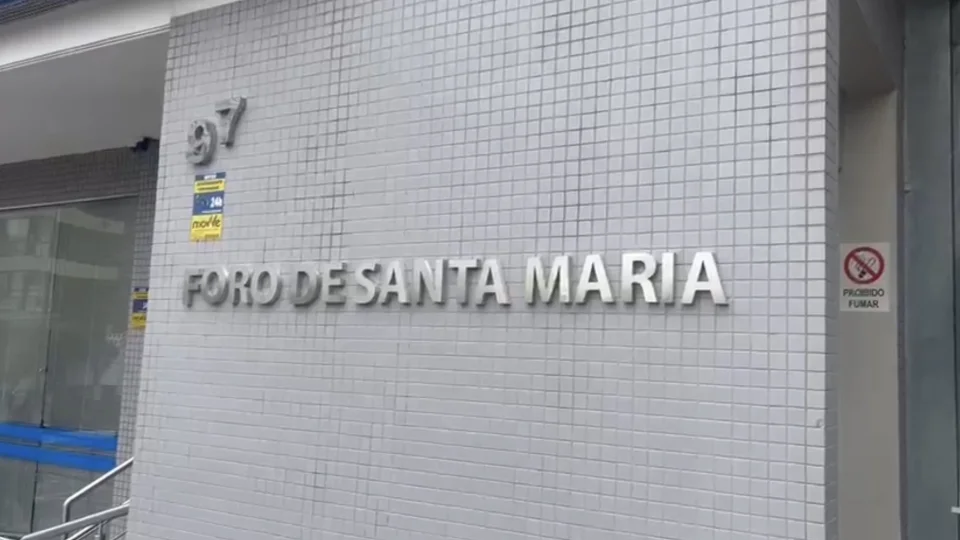 Jovem preso por suspeita de assalto é liberado após defesa comprovar que ele estava trabalhando no momento do crime em Santa Maria