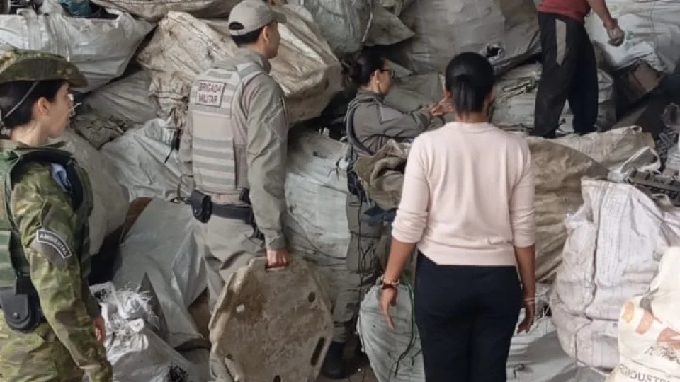 Brigada Militar e Exército apreendem fios de cobre e material furtado de unidade militar de Santa Maria