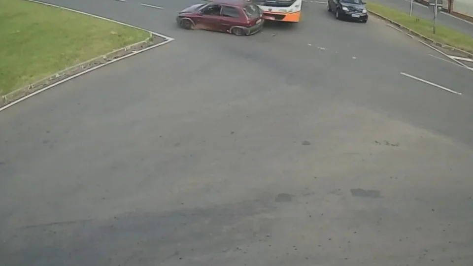 Câmeras registram acidente entre ônibus e carro que capotou e deixou quatro feridos em Santa Maria