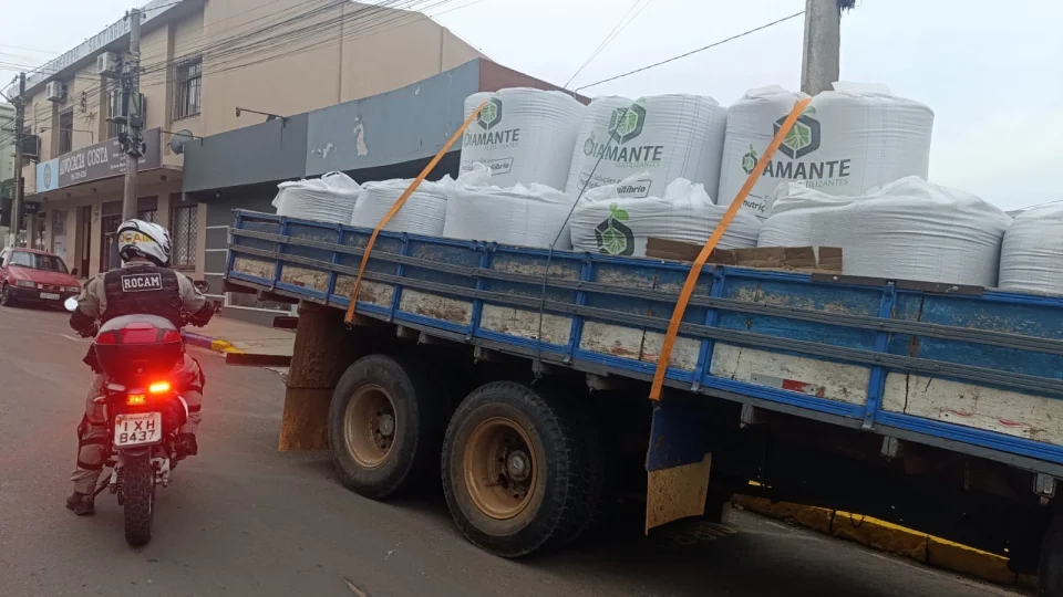 Brigada Militar apreende carga de fertilizantes sem procedência em Santiago