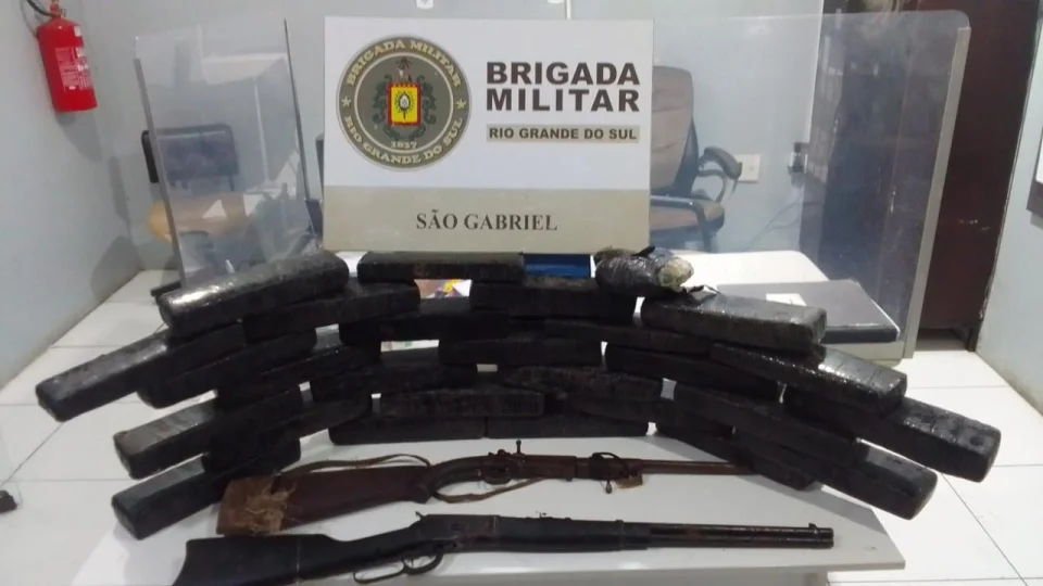 Brigada Militar apreende mais de 20 quilos de maconha e armas de fogo em São Gabriel