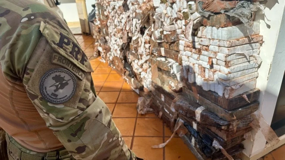 PRF apreende mais de uma tonelada de maconha após acompanhamento e capotamento em Toledo (PR)