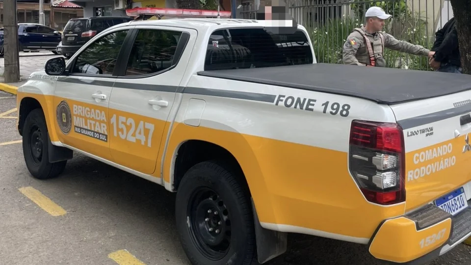 Foragido que estava em ônibus de excursão da UFSM tenta fugir e é capturado pela Brigada Militar em Santa Maria
