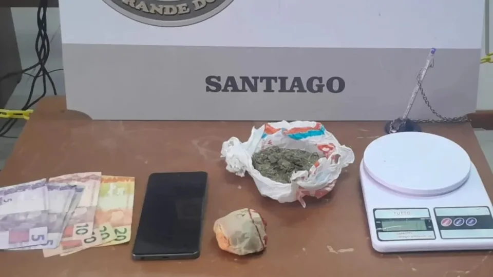 Jovem é preso por tráfico de drogas durante ação da Força Tática em Santiago