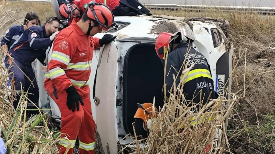 Motorista fica ferida após carro sair da pista e tombar na ERS-348, em Agudo