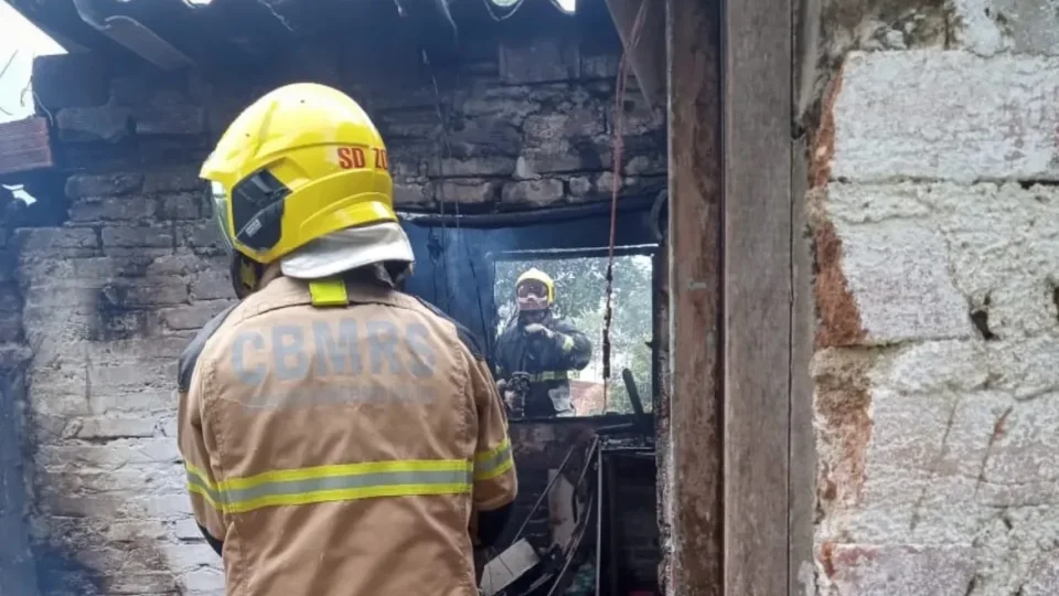 Residência é destruída por incêndio em Caçapava do Sul