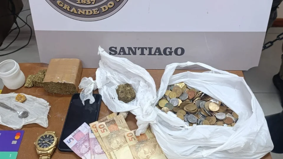 Dupla é presa por tráfico de drogas e receptação de objetos furtados em Santiago