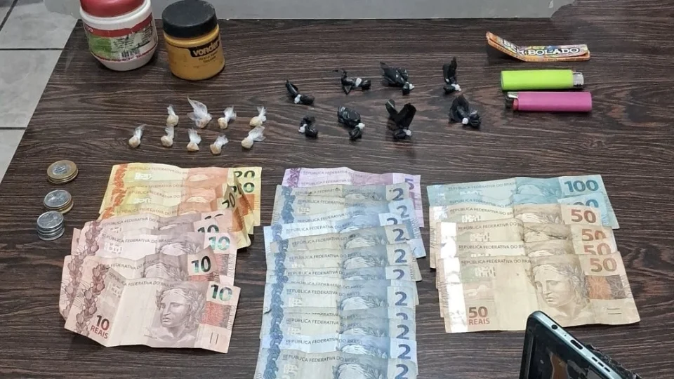 Dupla é presa e adolescente apreendido por tráfico de drogas em Agudo