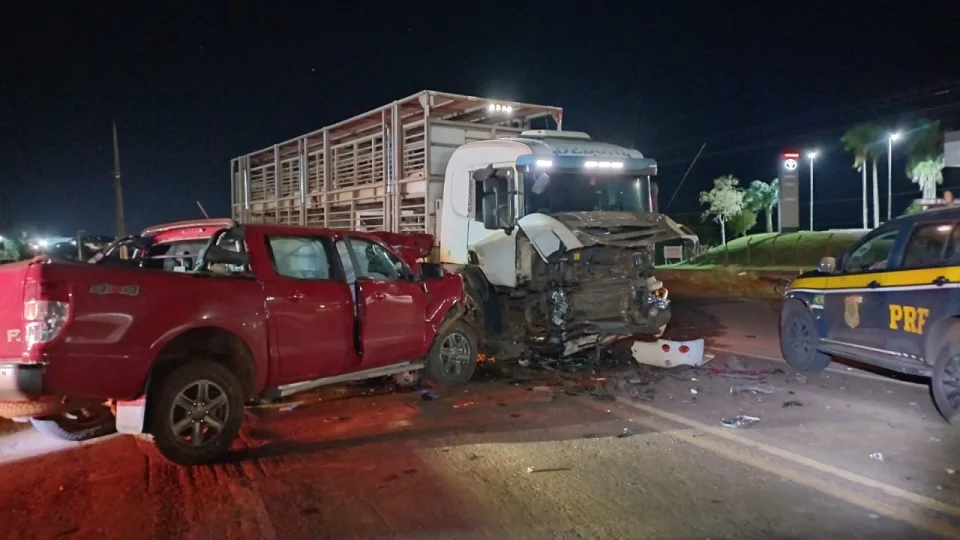 Motorista morre em colisão entre caminhonete e caminhão na BR-285