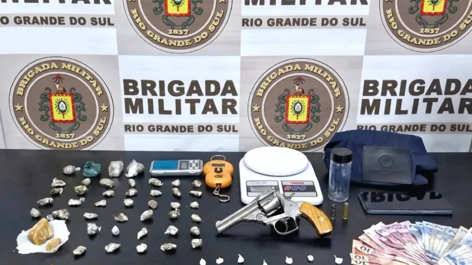 2ºBPChq prende homem com grande quantidade de drogas e arma em Santa Maria