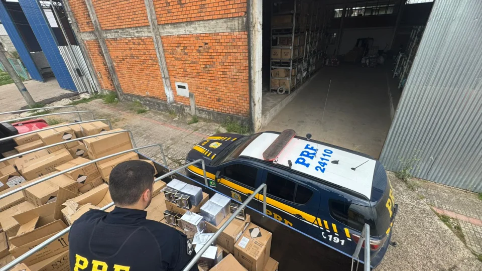PRF apreende caminhão com carga milionária de perfumes importados ilegalmente