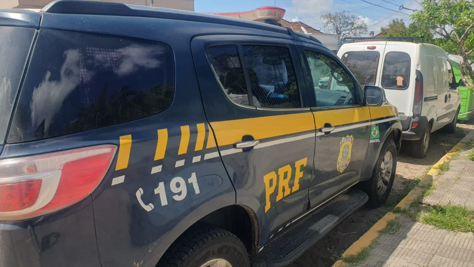 Motorista de 22 anos é presa por uso de documento falso na BR-153