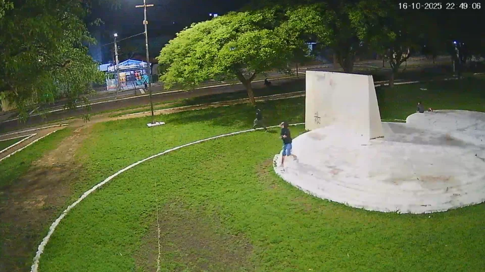 VÍDEO- Câmeras registram momento em que dupla chega em praça para matar jovem em Santa Maria