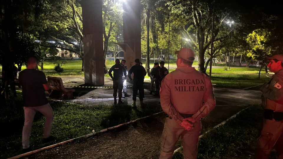 Jovem é morto na Praça do Mallet, em Santa Maria, e dupla é presa na sequência com armas pela Brigada Militar