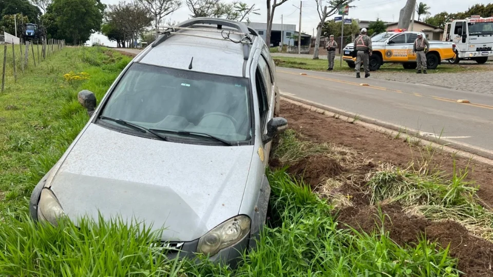 Motorista embriagado é preso após sair da pista e cair em vala na ERS-149, em Restinga Sêca