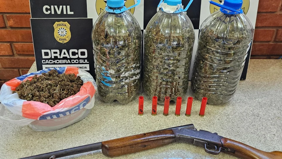 Homem é preso com maconha avaliada em R$ 100 mil e porte ilegal de arma em Cachoeira do Sul