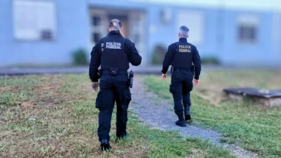 Polícia Federal faz operação na Casa do Estudante da UFSM em investigação sobre comércio de drogas no campus