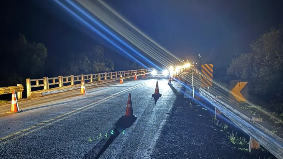 Trânsito na ponte do Salso, na BR-290, opera em sistema de pare e siga em Santa Margarida do Sul