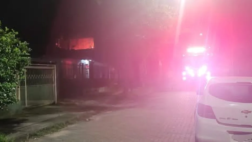 Residência é atingida por coquetel molotov e fica parcialmente destruída em Santa Maria